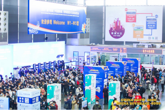 Khách tham quan triển lãm